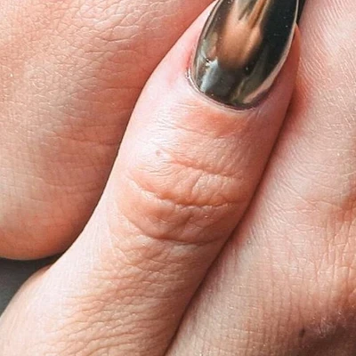 На ногтях в Севастополе Россия, Севастополь, Античный проспект, 26к3