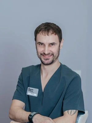 Роман Невинный