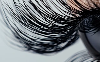 Осветление бровей (на несколько тонов светлее или тотал осветление) + коррекция воском